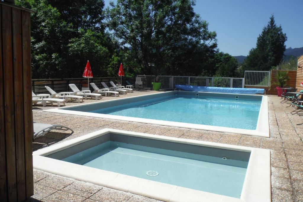 Bazén v ubytování Hotel Le Beau Site nebo v jeho okolí