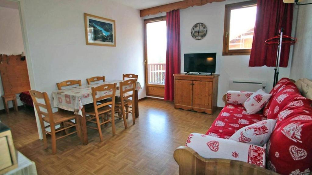 sala de estar con sofá, mesa y sillas en Résidence Les Gentianes - Appartements pour 6 Personnes 954, en Narreyroux