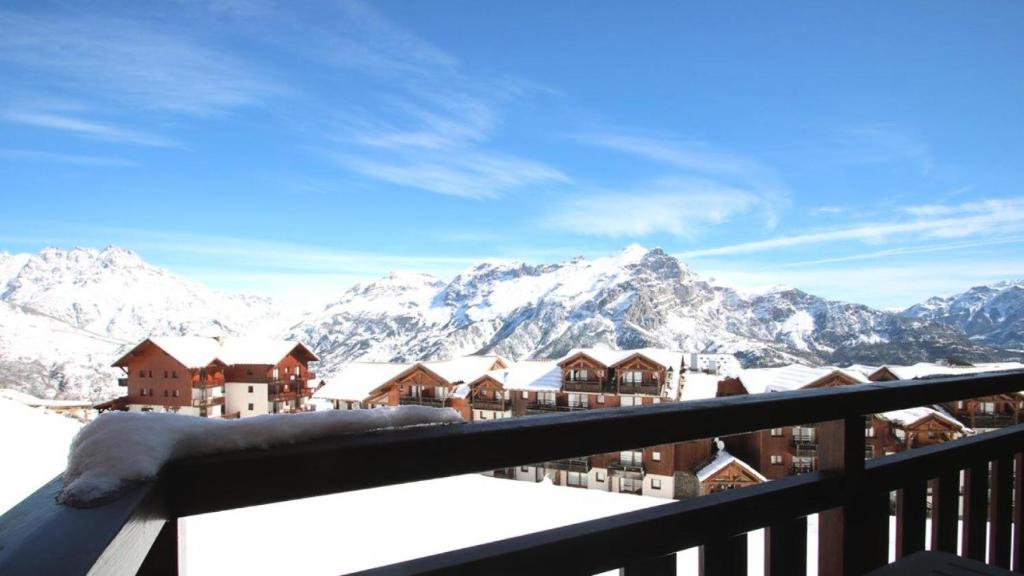 e balcone con vista sulle montagne innevate. di Résidence Parc Aux Etoiles - C212PAE - APPARTEMENT 2 CHAMBRES AVEC BALCON MAE-9024 a Narreyroux