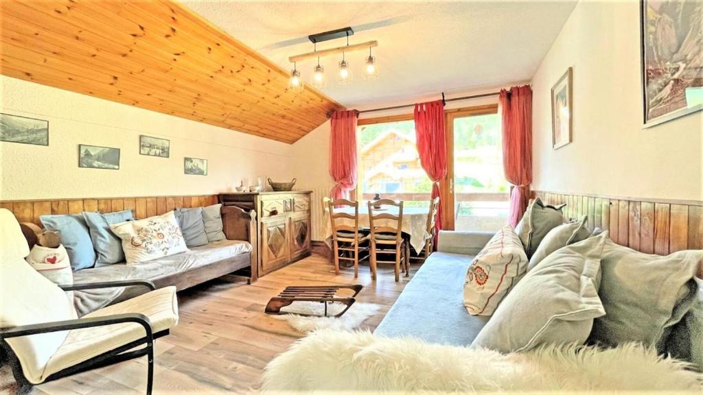 a living room with a couch and a table at Le Chalet - Appartements pour 6 Personnes 104 in Puy-Saint-Vincent