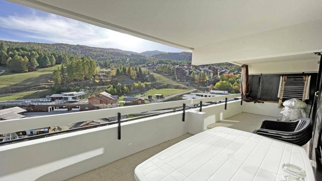 - un balcon avec un lit et une vue sur la ville dans l'établissement Résidence Pendine 1 - P907 - Appt T2/Coin montagne - 6 personnes - Centre st 144, à Les Prés