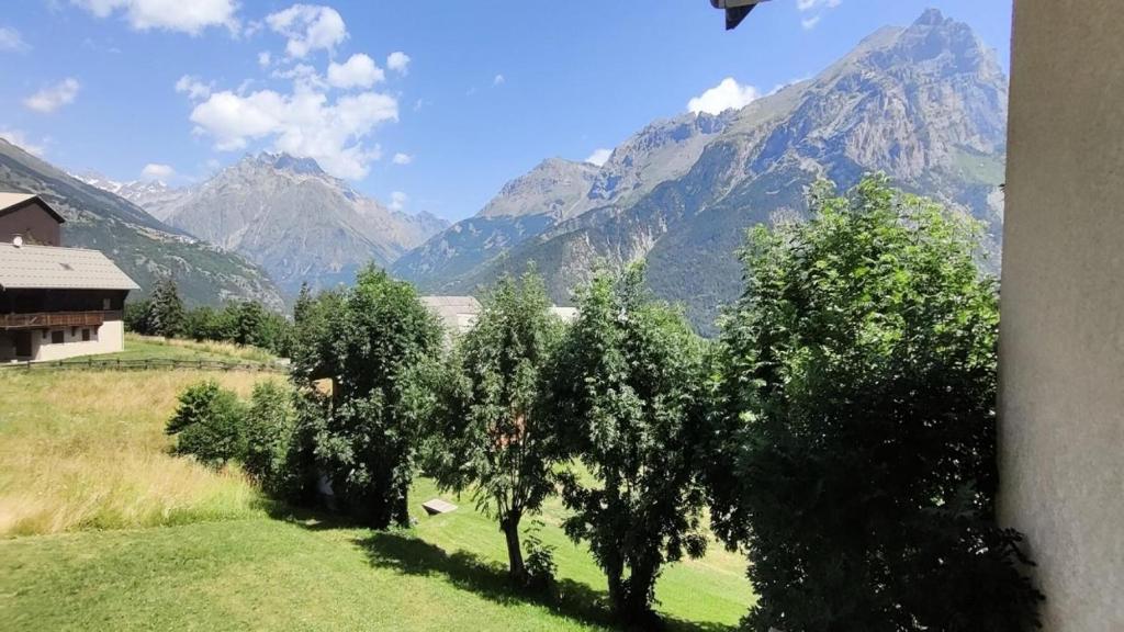 Een algemene foto van de bergen of uitzicht op de bergen vanuit het appartement