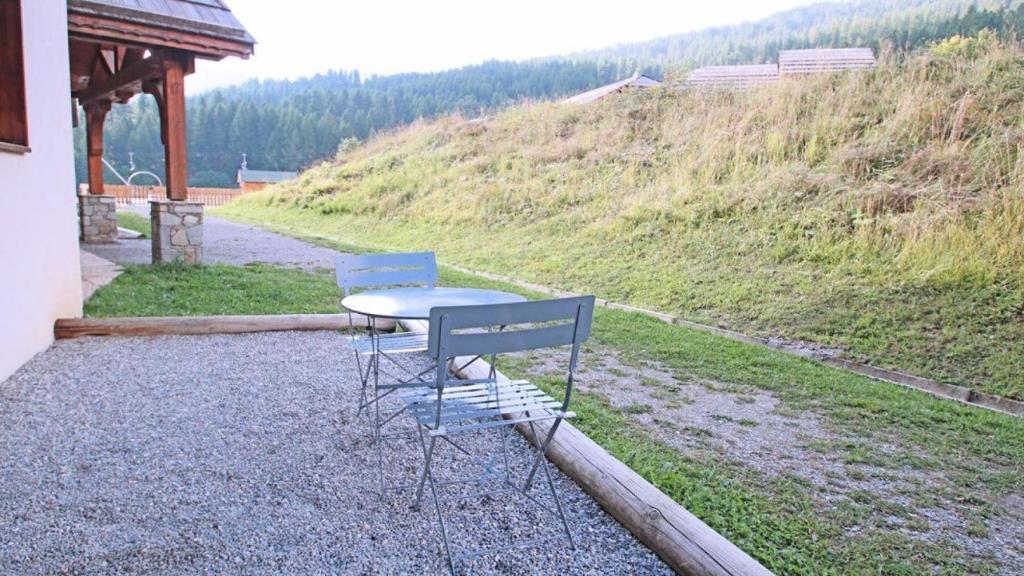 a table and chairs sitting on the side of a road at Résidence Dame Blanche - 2 Pièces pour 6 Personnes 374 in Narreyroux