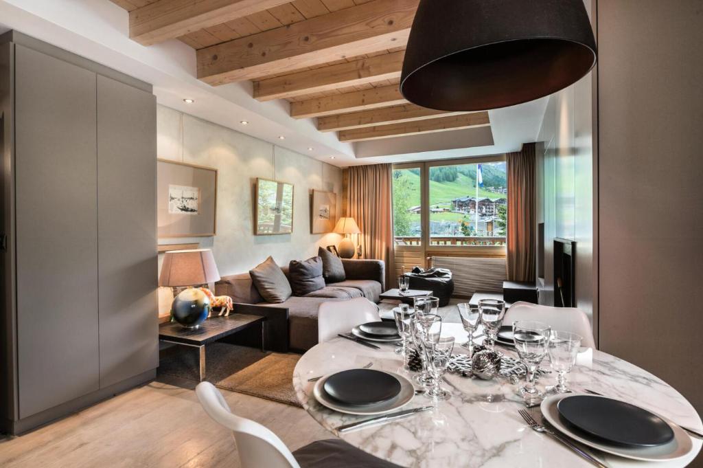 a dining room with a table and a couch at Residence Calendal - 2 Pièces pour 4 Personnes 884 in Val-d'Isère
