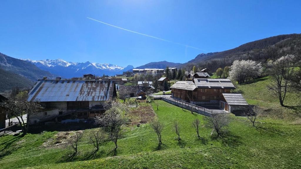 a group of buildings on a hill with mountains at Résidence Les Queyrettes - Agréable Appartement Traversant 6 Personnes avec Balcon MAE-4354 in Puy-Saint-Vincent