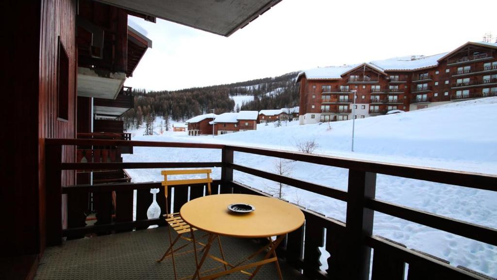 d'une table et de chaises sur un balcon avec vue sur la neige. dans l'établissement Résidence Dame Blanche - DBA323 - APPT 1 CHAMBRE + CABINE - BALCON - 6 PERSONNES MAE-2354, à Narreyroux
