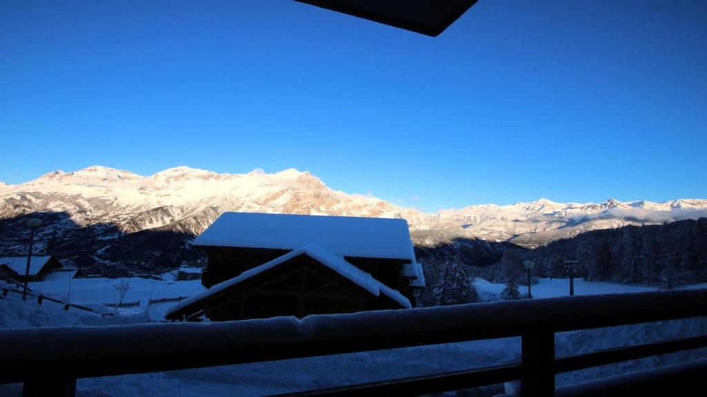d'un balcon offrant une vue sur une montagne enneigée. dans l'établissement Résidence Dame Blanche - 2 Pièces pour 6 Personnes 364, à Narreyroux