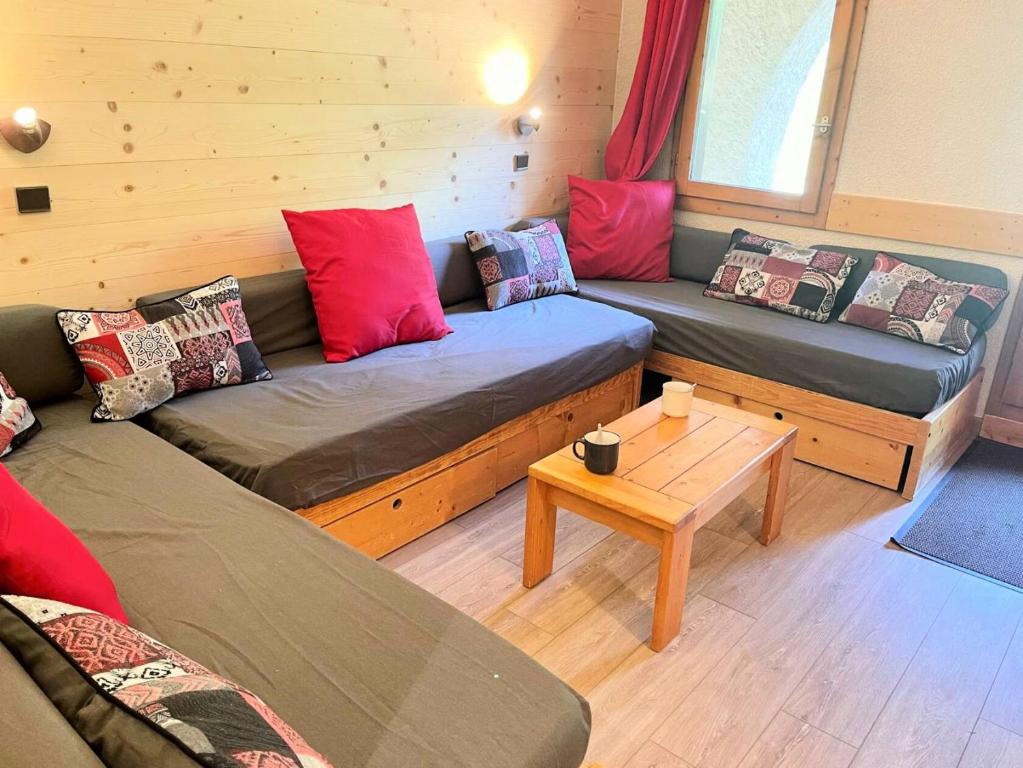 un salon avec deux canapés et une table dans l'établissement Résidence Lauzes - Les Lauzes 12 - Beau 2 pièces au pied des pistes, classé 3 étoiles MAE-4874, à Valmorel