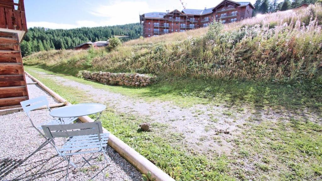 una silla sentada al lado de un camino de tierra en Résidence Dame Blanche - 2 Pièces pour 6 Personnes 404, en Narreyroux