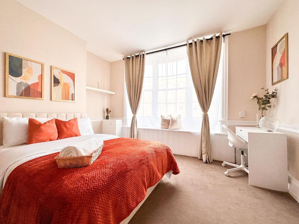 - une chambre avec un lit, un bureau et une fenêtre dans l'établissement City Euphoria, à Portsmouth