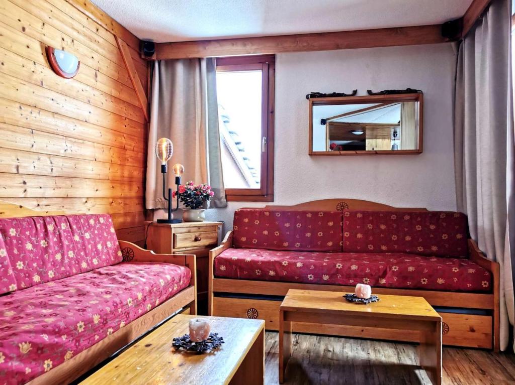 un salon avec un canapé et une table dans l'établissement Résidence Clairiere - La Clairière 35 - Spacieux T4 avec mezzanine, calme, classé 3 étoiles MAE-5244, à Valmorel