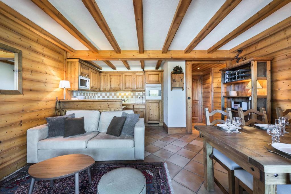 a living room with a couch and a table at Résidence Balcons De Pralong - 4 Pièces pour 6 Personnes 064 in Courchevel