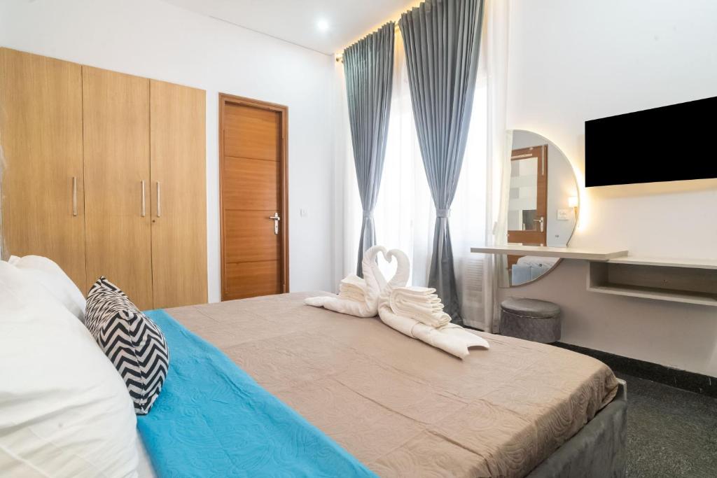 ein Schlafzimmer mit einem Bett mit Handtüchern darauf in der Unterkunft Golf Course Suites in Gurgaon
