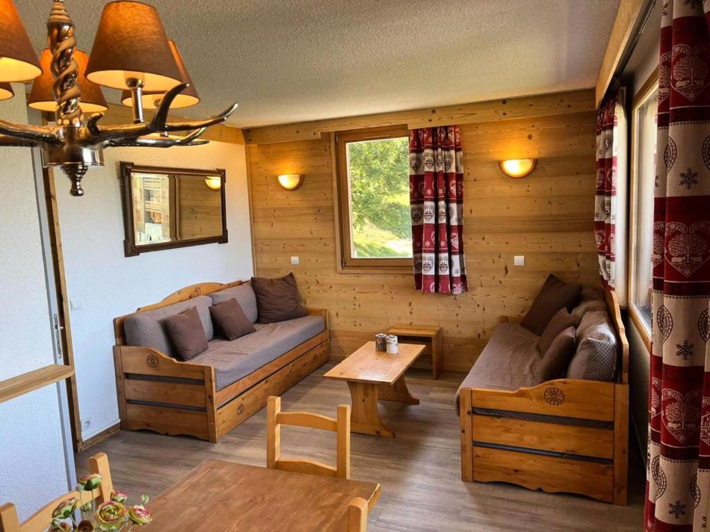 un salon avec deux canapés et une table dans l'établissement Résidence Souche - La Souche 9 - Grand 2 pièces, proche de la rue piétonne MAE-4844, à Valmorel