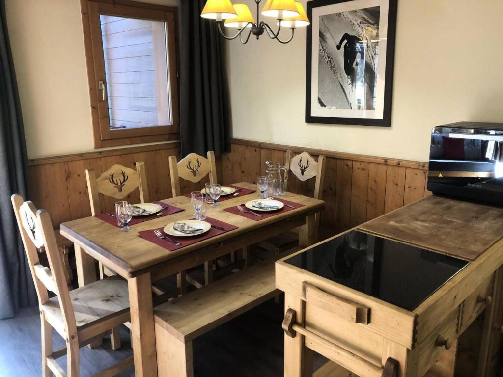 - une salle à manger avec une table en bois et des verres dans l'établissement Résidence Valeriane - La Valériane 213 - 3 pièces avec vue magnifique sur les montagnes MAE-5424, à Valmorel