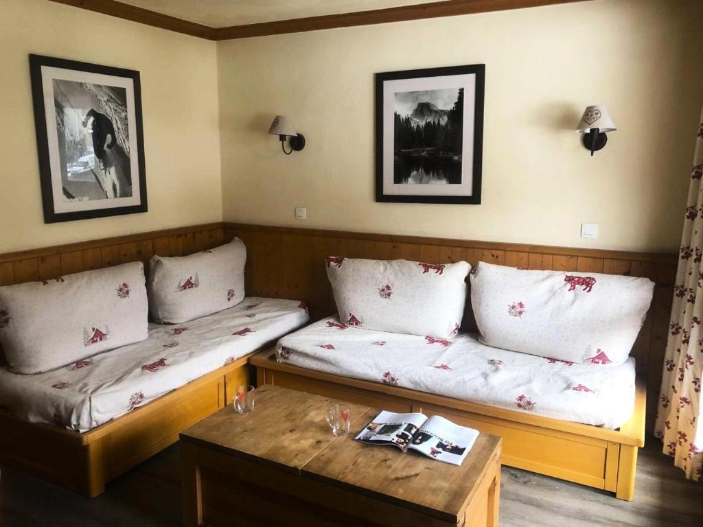 une chambre avec deux lits et une table dans l'établissement Résidence Valeriane - La Valériane 214 - Joli 3 pièces proche des pistes et du bourg MAE-5494, à Valmorel