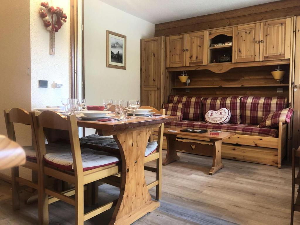 une salle à manger avec une table et un canapé dans l'établissement Résidence Buche - La bûche 4 - Studio divisible, douillet, classé 2 étoiles MAE-5724, à Valmorel