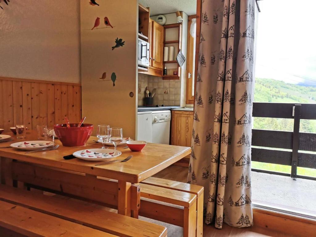 - une cuisine avec une table en bois et des verres dans l'établissement Résidence Orgentil - L'Orgentil 7 - Joli 2 pièces idéalement situé au pied des pistes MAE-8134, à Valmorel