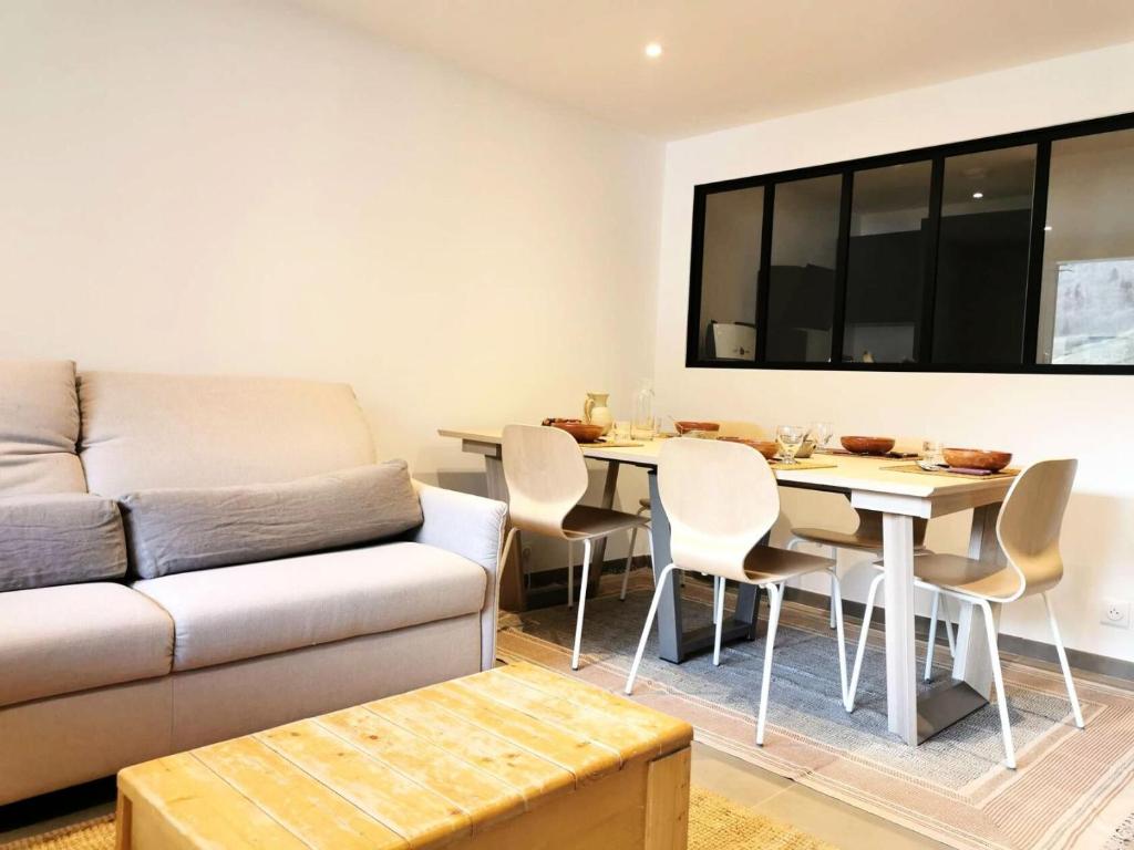 un salon avec un canapé et une table dans l'établissement Résidence Cotes - Les Côtes 12 - 3 pièces entièrement rénové, proche du centre MAE-4604, à Valmorel