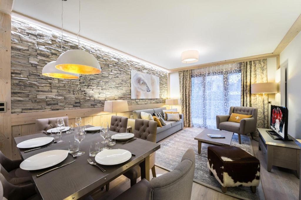 a dining room and living room with a table and chairs at Résidence Carre Blanc - 3 Pièces pour 6 Personnes 394 in Courchevel