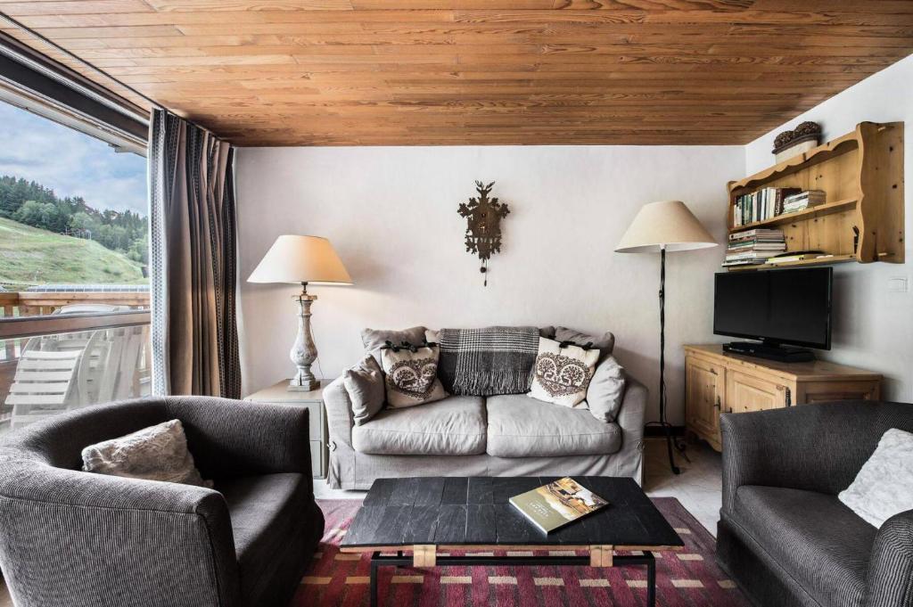 a living room with a couch and two chairs at Résidence Lou Rei - 3 Pièces pour 6 Personnes 434 in Courchevel