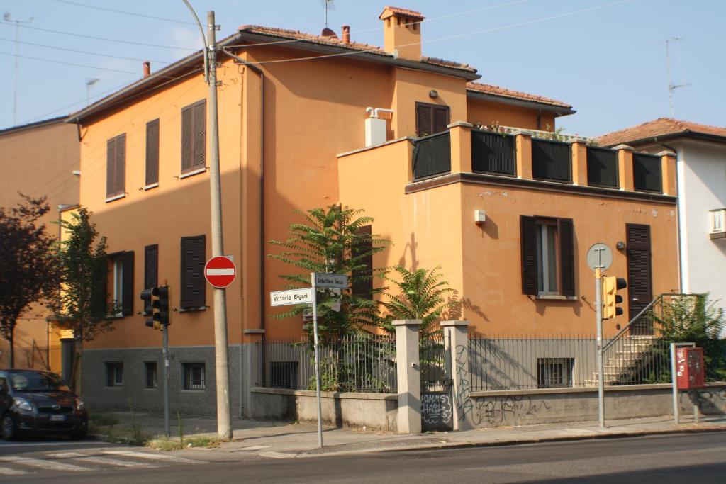 ボローニャにあるSerlio 24 2の通路角の建物