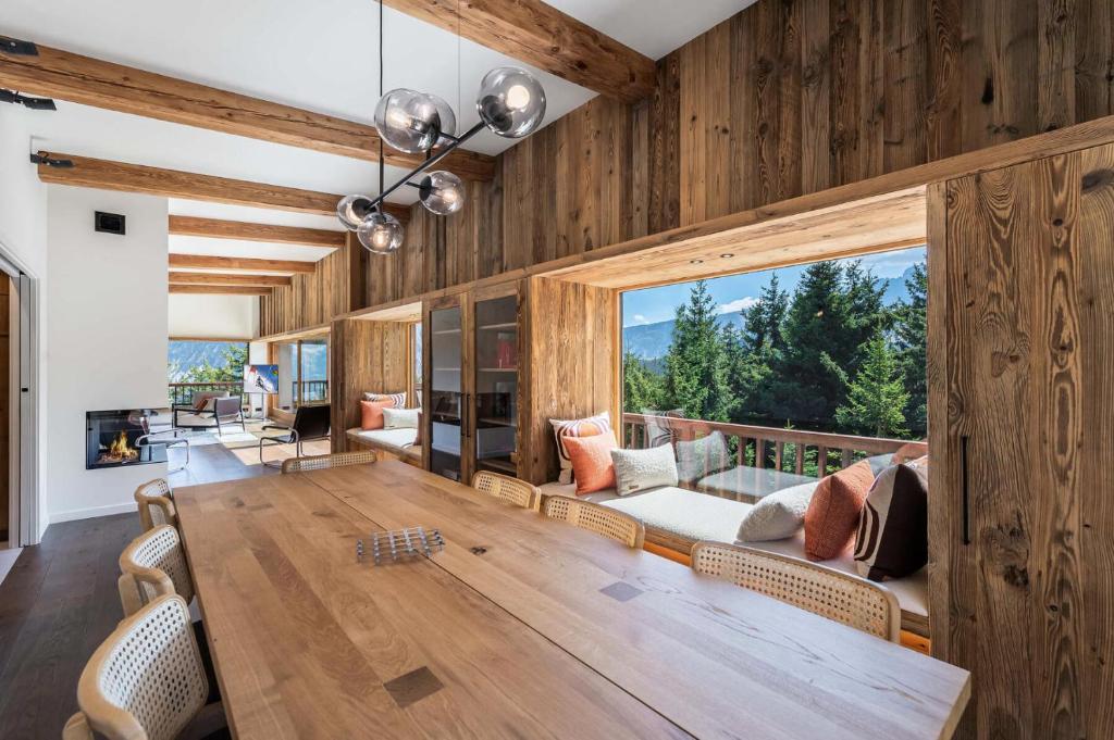 una sala de estar con paredes de madera y una gran ventana. en Résidence Horizon Blanc - 4 Pièces pour 6 Personnes 314, en Courchevel
