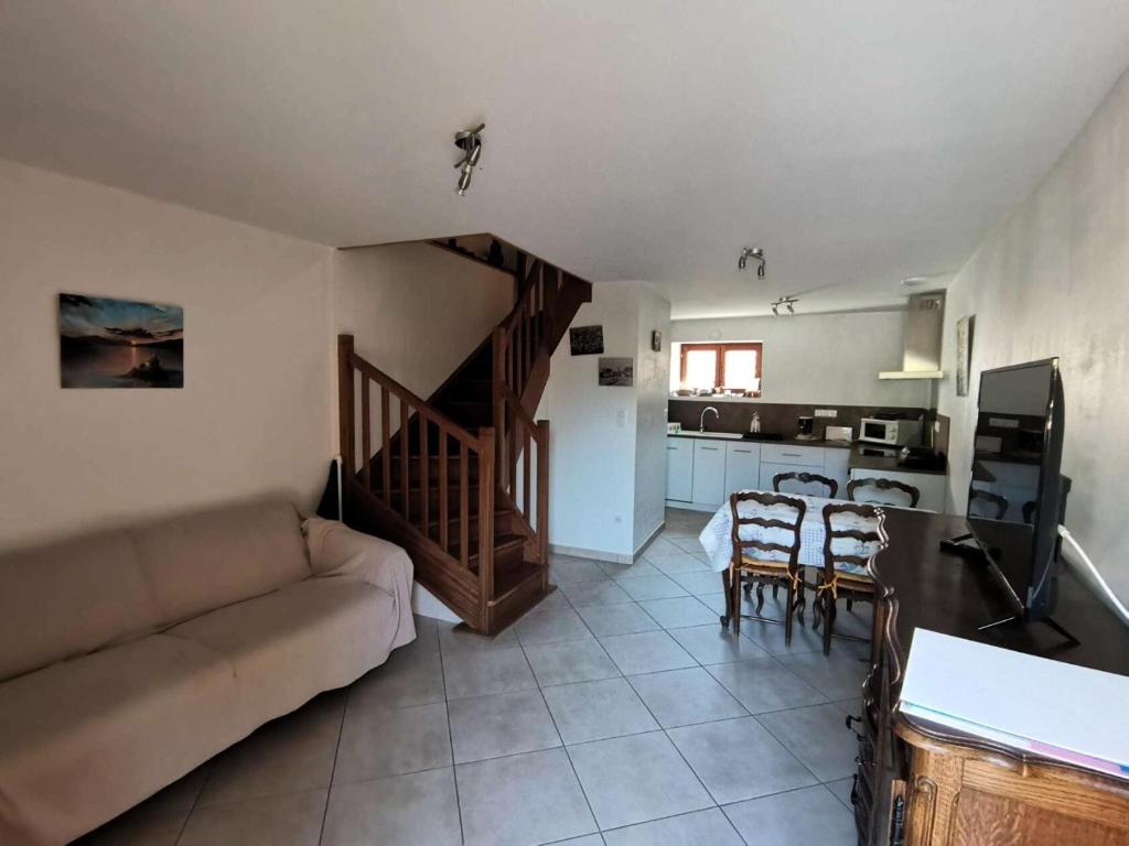 ein Wohnzimmer mit einem Sofa und einem Tisch sowie eine Küche in der Unterkunft Résidence Mais Fortchorges-chorges - Maisons & Villas pour 6 Personnes 424 in Chorges