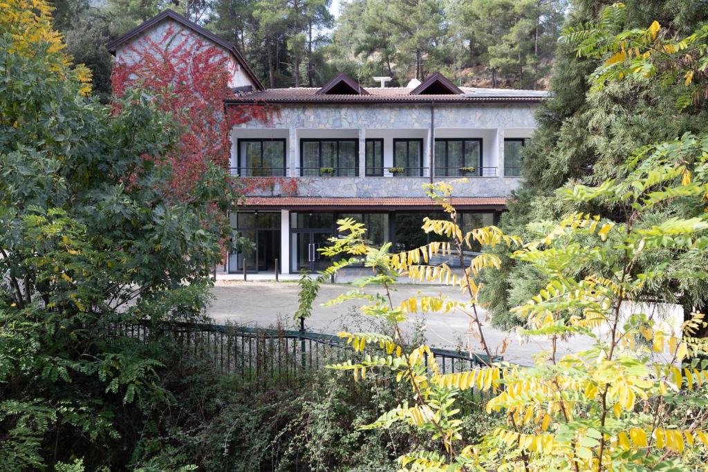 uma casa velha no meio de um jardim em Rifugio Retreat Bed&Breakfast em Kakopetria