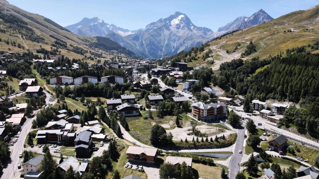 eine Luftansicht eines Dorfes in den Bergen in der Unterkunft Résidence Arc En Ciel C - 2 Pièces pour 4 Personnes 674 in Vénosc