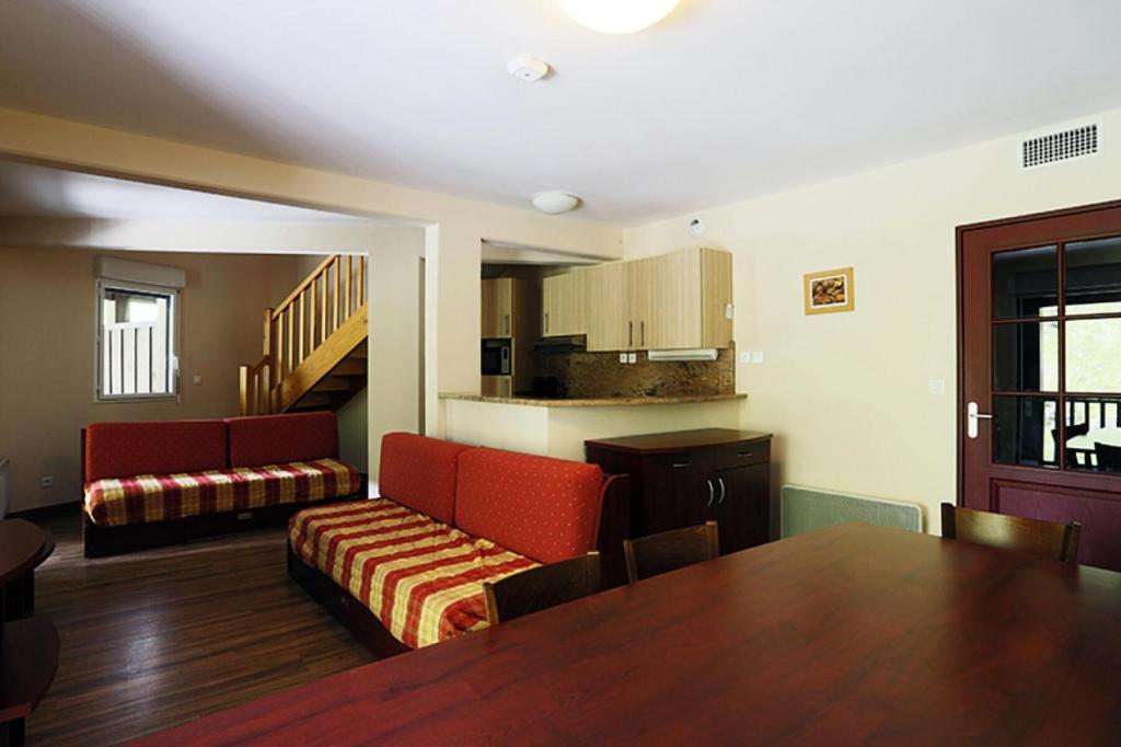 un salon avec une table et un canapé dans l'établissement Résidence Serias - T3/8pers SERIAS 20- Peyresourde MAE-3424, à Germ