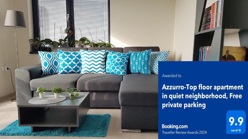 sala de estar con sofá y mesa en Azzurro-Top floor apartment in quiet neighborhood, Free private parking, en Varna