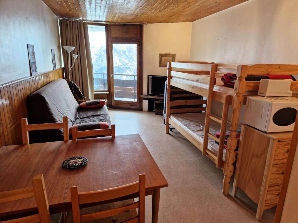 a living room with a bunk bed and a table at Résidence Estaris 1 - Studio pour 5 Personnes 604 in Orcières