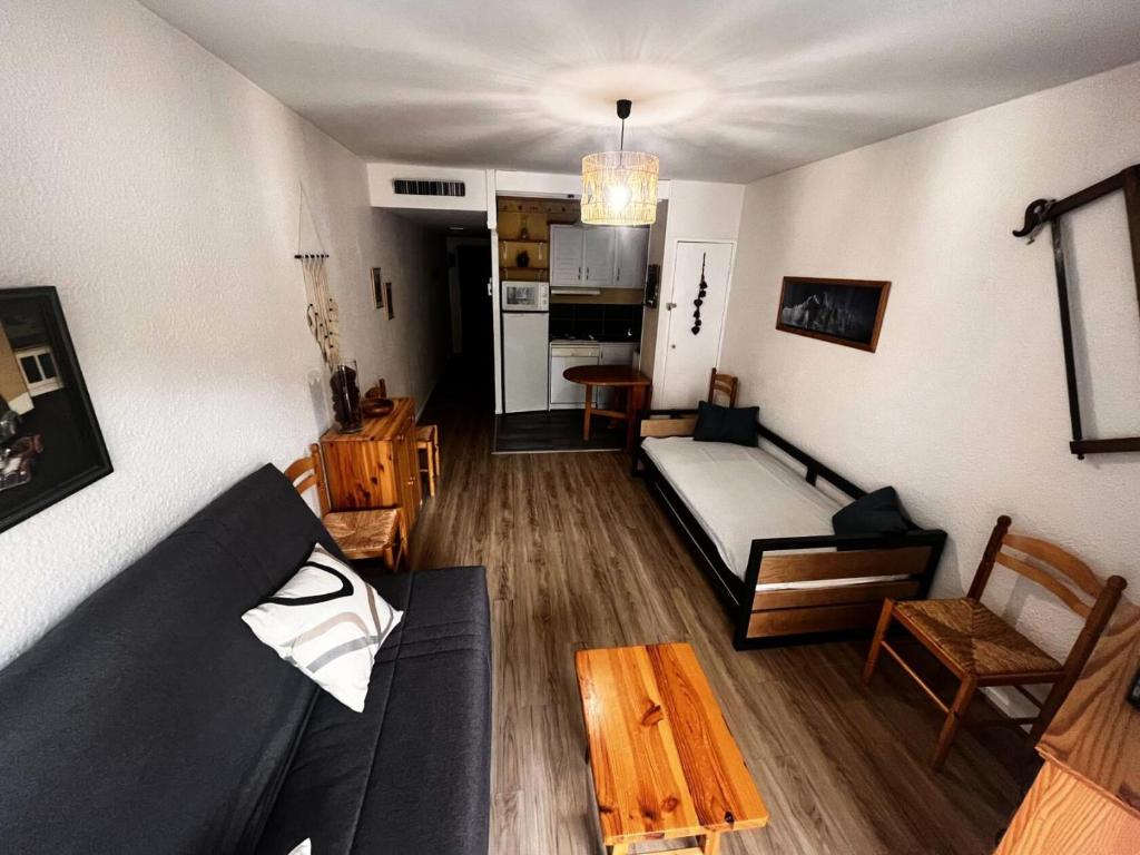 韋諾斯克的住宿－Résidence Sappey - Studio pour 4 Personnes 294，客厅配有沙发和桌子