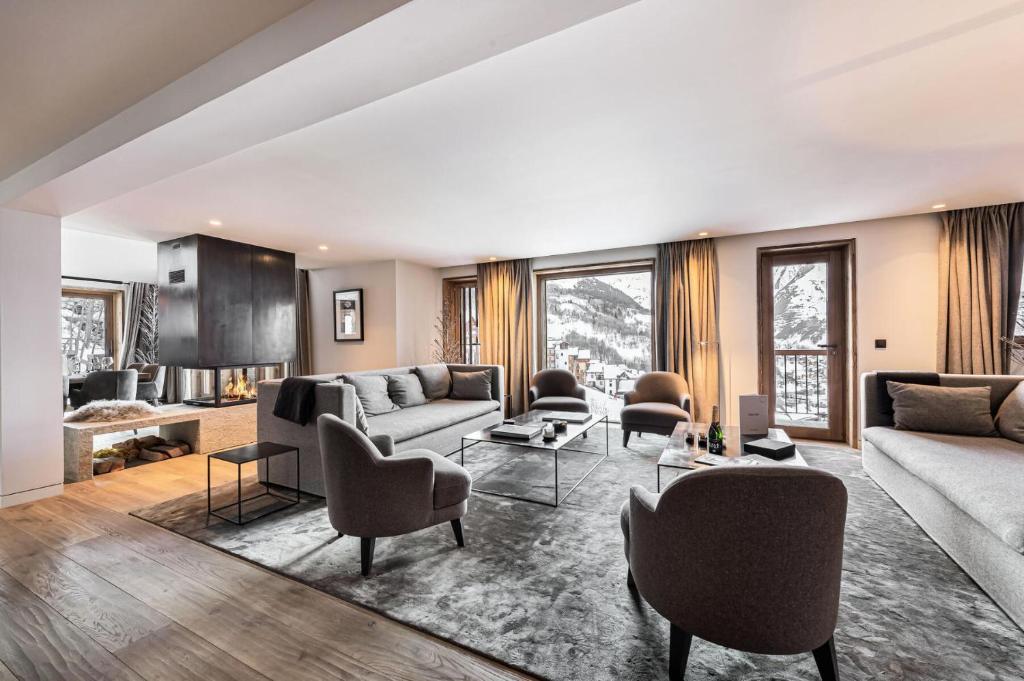 a living room with a couch and chairs at Chalet Quebec - Chalets pour 14 Personnes 454 in Saint-Martin-de-Belleville