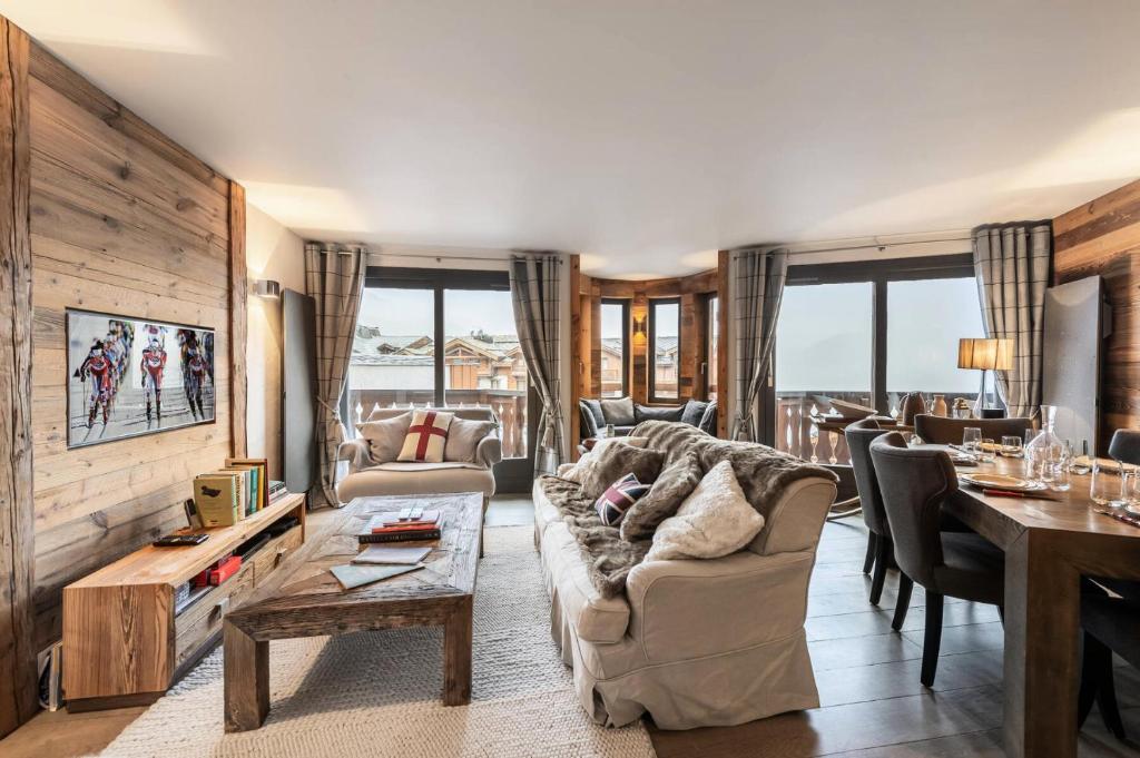 a living room with a couch and a table at Résidence Les Cimes Blanches - 4 Pièces pour 6 Personnes 414 in Courchevel