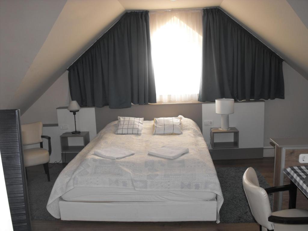 Voodi või voodid majutusasutuse Ezüsthíd Apartman toas