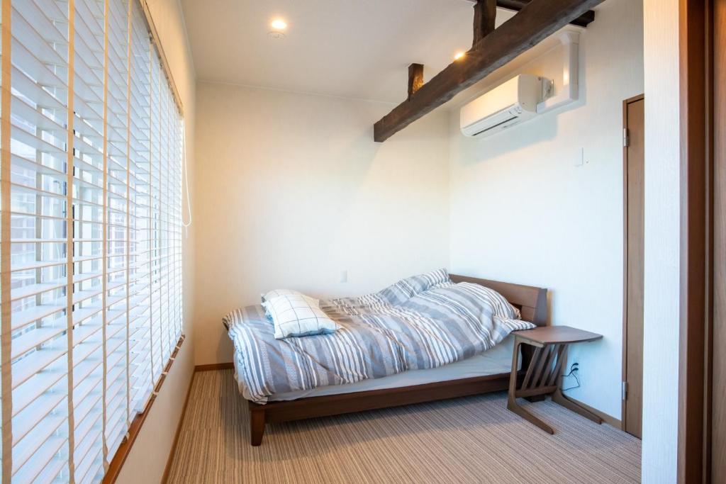 小樽市にあるPopulus-club Otaru - Vacation STAY 93686vのベッドルーム1室(ベッド1台、テーブル、窓付)