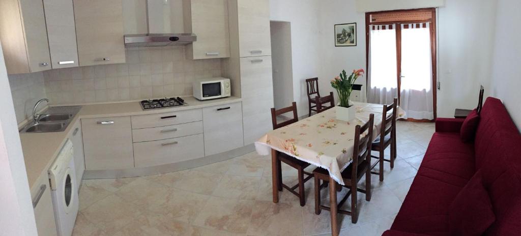 cocina y comedor con mesa y sillas en Experience comfort by the coast - Beahost Rentals, en Rosolina Mare