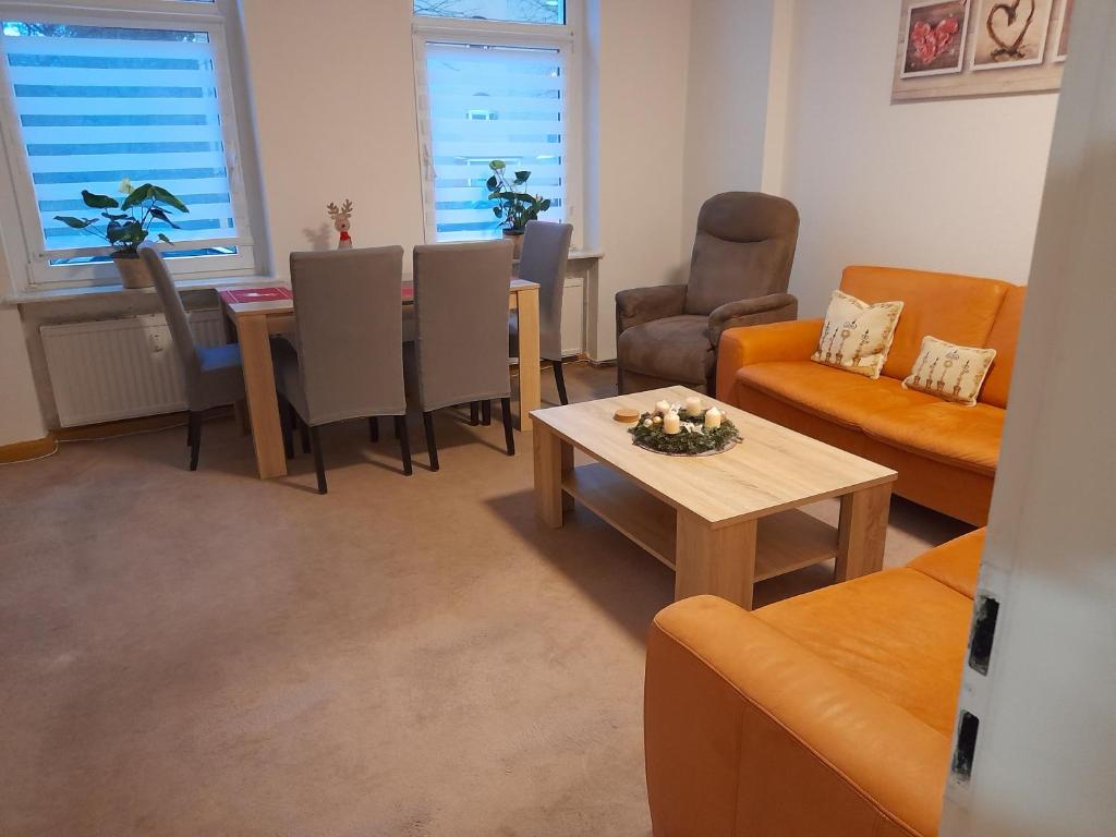 ein Wohnzimmer mit einem Sofa und einem Tisch in der Unterkunft 70 qm Ferienwohnung mit 2 Schlafzimmern in Zwickau