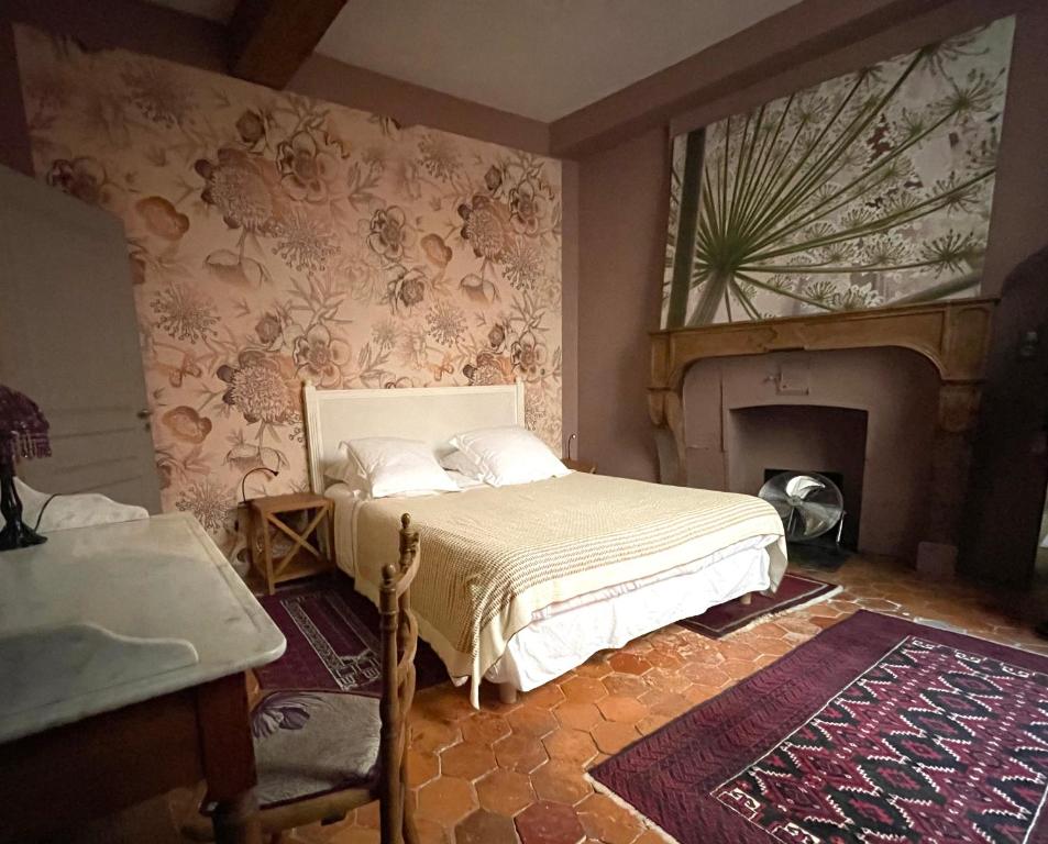 une chambre avec un lit et une cheminée dans l'établissement Authentic Flat in Dijon, à Dijon