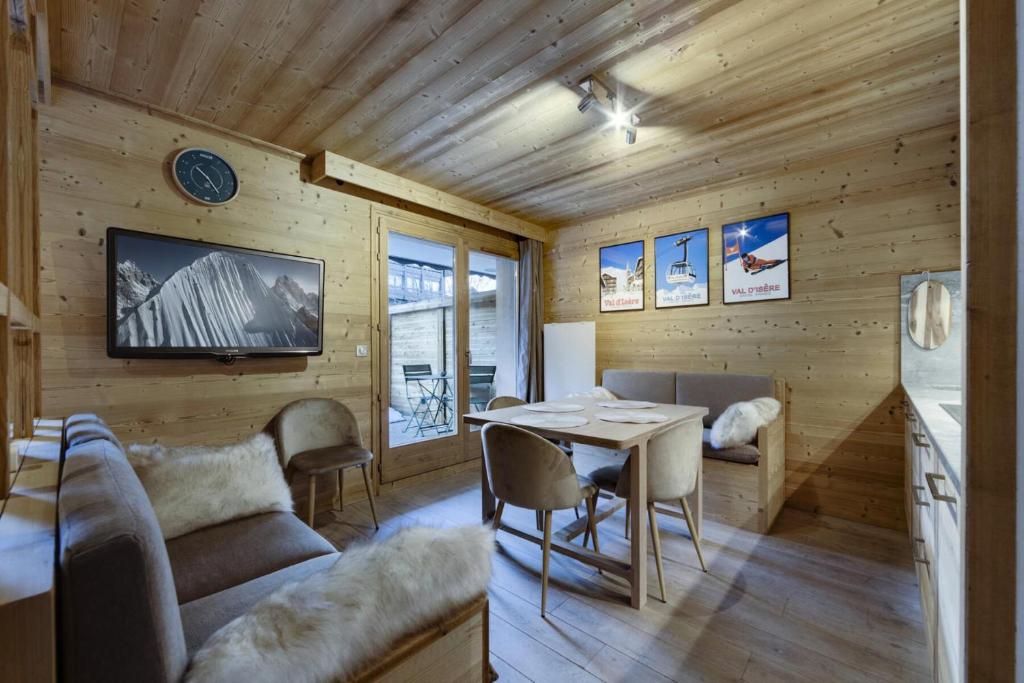een woonkamer met een tafel en een eetkamer bij Residence Telemark - 2 Pièces pour 4 Personnes 104 in Val dʼIsère