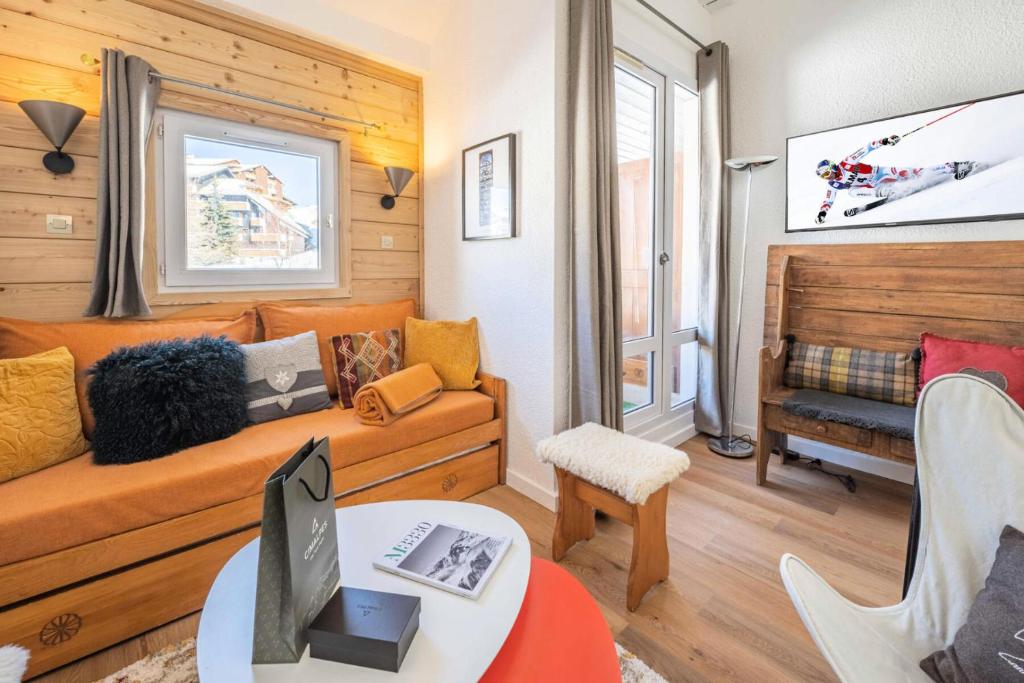 a living room with a couch and a table at Résidence Les Horizons D&#39;huez - 2 Pièces pour 4 Personnes 724 in LʼHuez