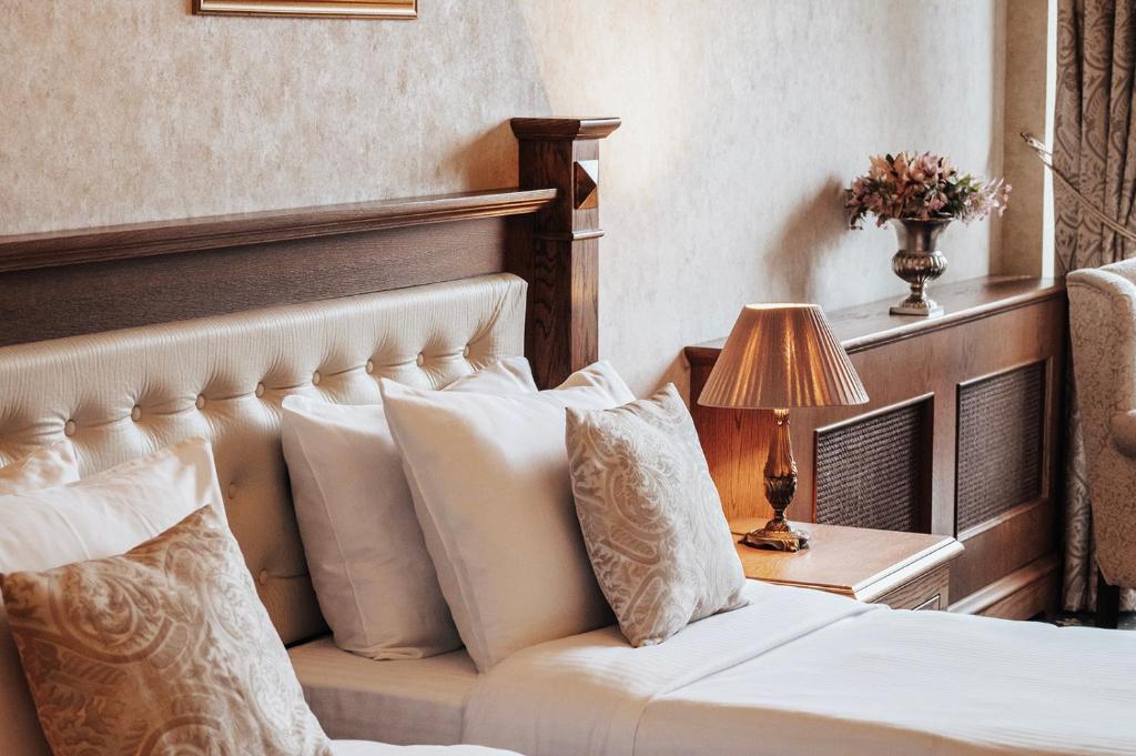 Postel nebo postele na pokoji v ubytování Tbilisi Laerton Hotel