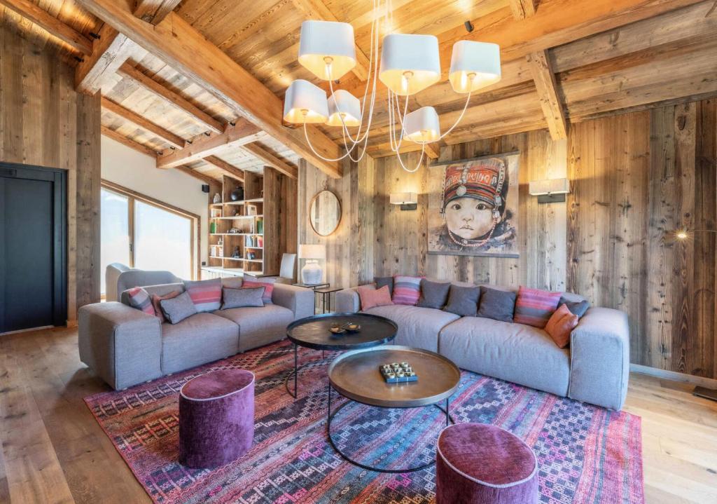 a living room with a couch and a table at Résidence Bois Du Fontanil - Chalets pour 12 Personnes 474 in le Praz