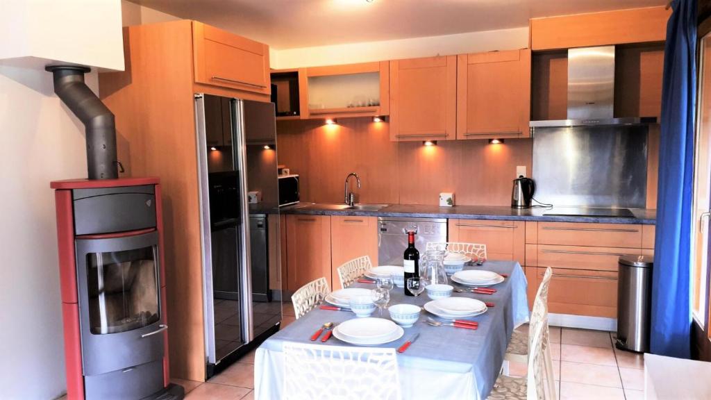 eine Küche mit einem Tisch mit Tellern darauf in der Unterkunft Chalet Avoreaz - 3 Pièces pour 6 Personnes 554 in Morzine