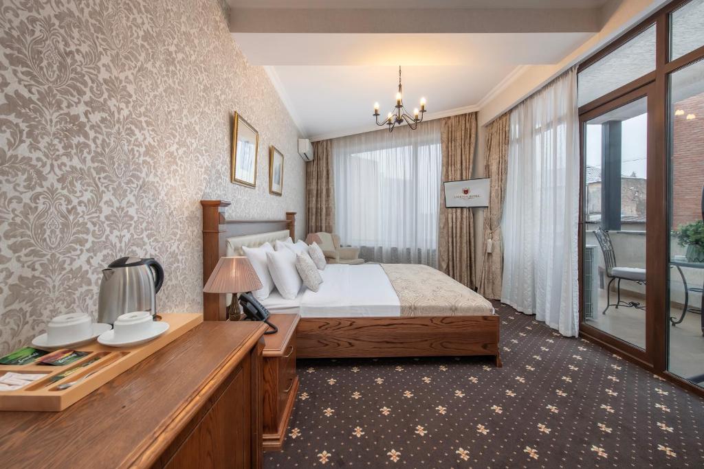 Postel nebo postele na pokoji v ubytování Tbilisi Laerton Hotel