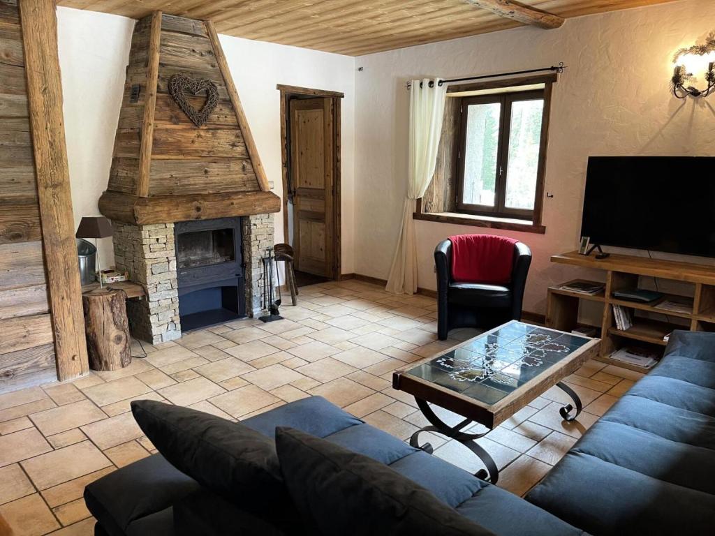 een woonkamer met een bank en een open haard bij Résidence La Ferme A Roger - 4 Pièces pour 8 Personnes 434 in Chamonix-Mont-Blanc