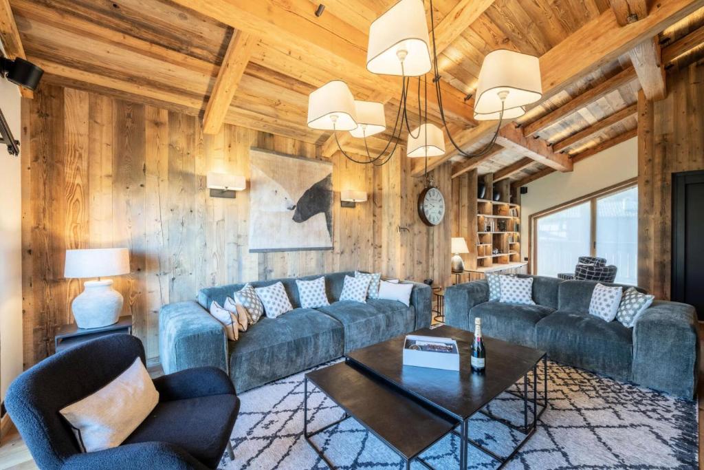 sala de estar con sofá, sillas y mesa en Résidence Bois De L'abbaye - Chalets pour 12 Personnes 484 en Le Pra