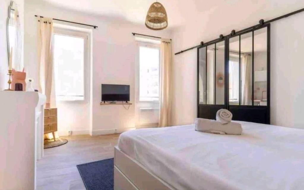Schlafzimmer mit einem großen weißen Bett und einem Spiegel in der Unterkunft Minimalistic style of Baille by Weekome in Marseille